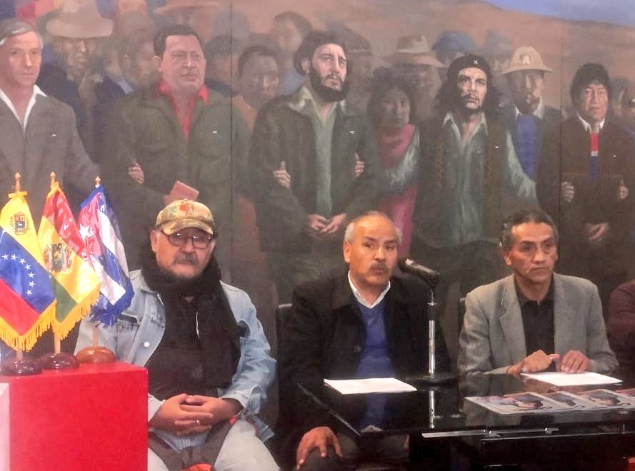REDHBolivia's tweet photo. #WillyPérez, Director boliviano de teatro: Como artistas estamos protestando contra el abuso y el constante atentado que se hace contra las democracias en nuestros países. Somos millones en el mundo que estamos contra las guerras y las intervenciones.

#PorLaPazNoMásTrump https://t.co/gVxAutk4Zi