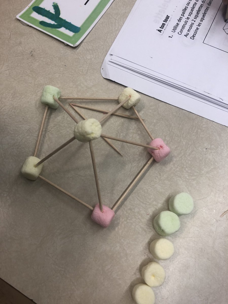 MmeCorbin's tweet photo. Combien de sommets et combien d’arêtes? Saves-vous? 3e année @CentennialSchoo are hands on and  making 3D models in math class. https://t.co/TUHtG5WL1Q