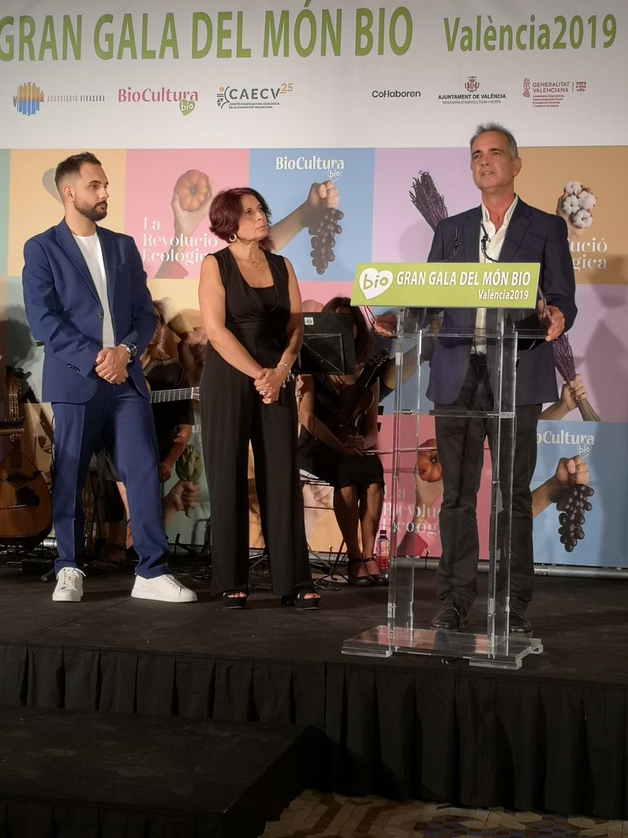 La presidenta de la <a href="/VidaSana_AVS/">Asociación Vida Sana</a>, <a href="/angelesparra/">Maria Parra</a>, <a href="/info_angeles/">Angeles Parra Garcia</a>, el regidor de Alimentación Sostenible y Horta del <a href="/AjuntamentVLC/">Ajuntament València</a>, Alejandro Ramón Álvarez, y el presidente del <a href="/caecv/">CAECV</a>, José Antonio Rico, inauguran la #GranGalaBio, en la cuál se darán los #PremiosBioCultura2019.