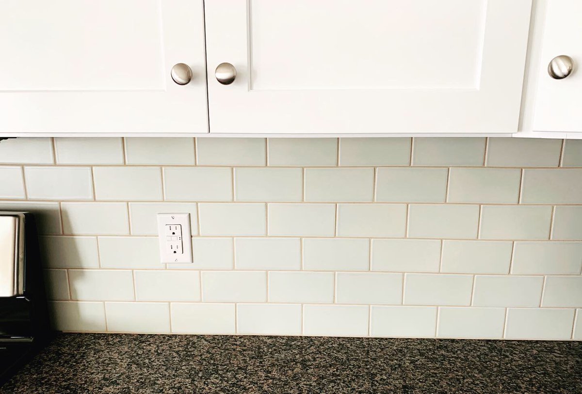 CreativeTileImp's tweet image. Bright and handcrafted, these tiles make the perfect kitchen backsplash. This customer project features Sonoma Tilemakers Stellar 3x6 Beachfront tile.

#tile #tiles #creativetile #handcraftedtile #beach #backsplash #kitchen #customerproject #allentownpa #lehighvalley