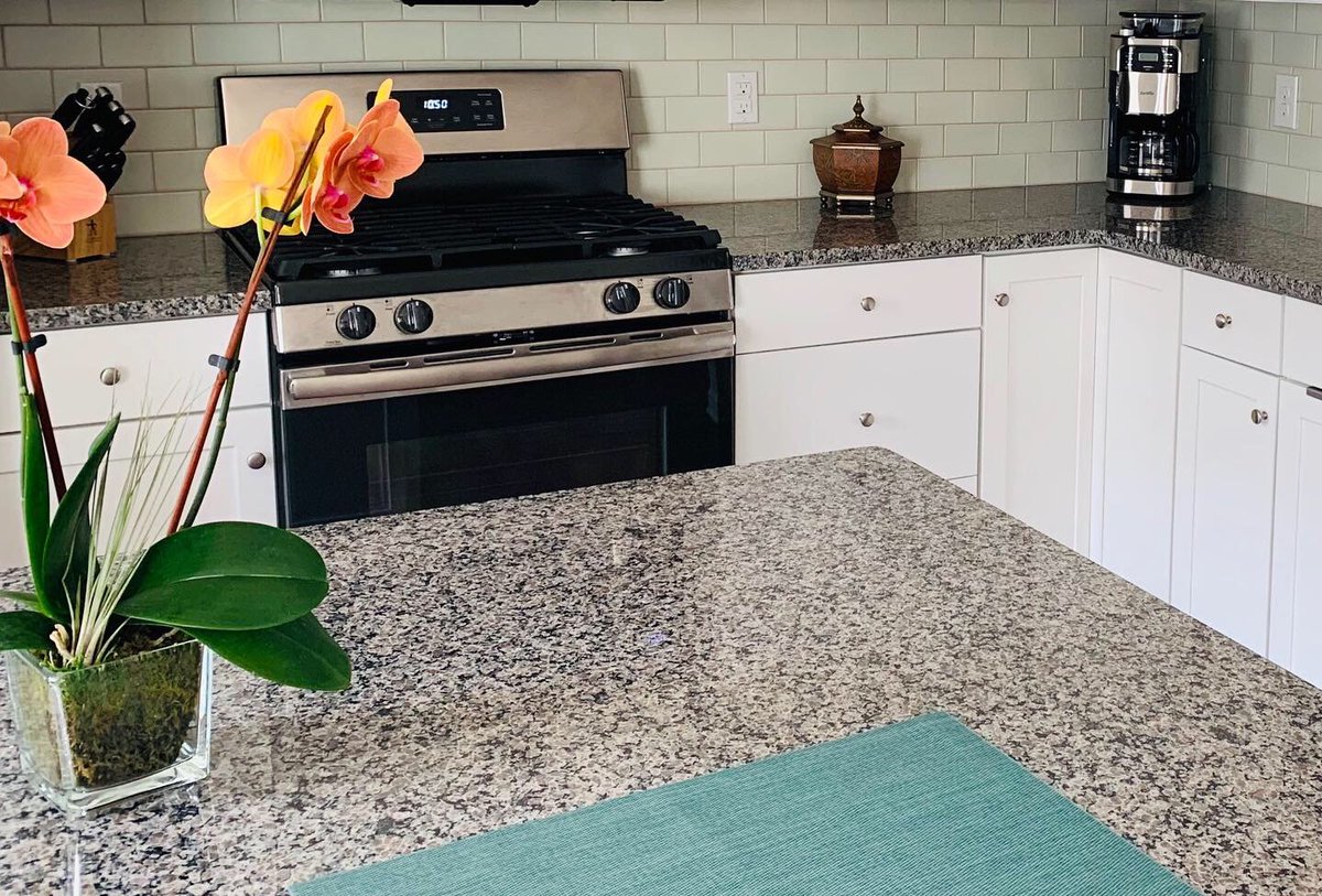 CreativeTileImp's tweet image. Bright and handcrafted, these tiles make the perfect kitchen backsplash. This customer project features Sonoma Tilemakers Stellar 3x6 Beachfront tile.

#tile #tiles #creativetile #handcraftedtile #beach #backsplash #kitchen #customerproject #allentownpa #lehighvalley