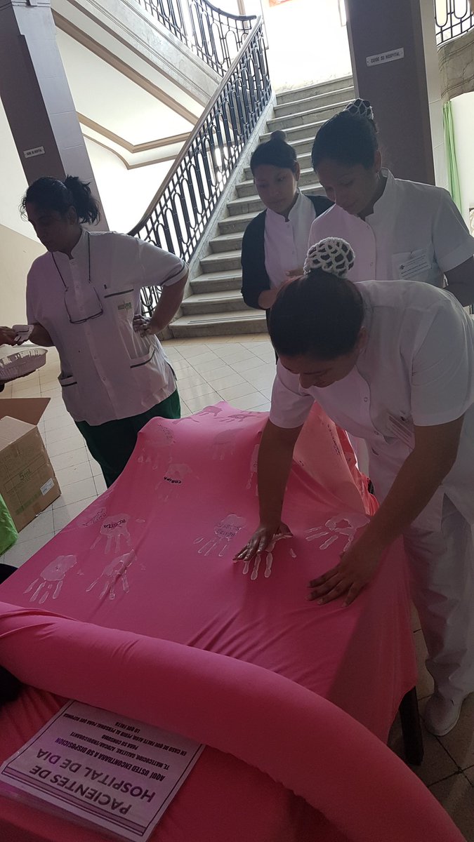 virgmach's tweet photo. Pacientes,familiares y personal siguen diciendo #NOALTRASLADODELAHOSPITALMARIACURIE ya pusieron su firma en disconfirmidad del proyecto,hoy ponen sus manos como diciendo basta a esta locura. @hermanitoss2011 https://t.co/P1ElHPuGC7