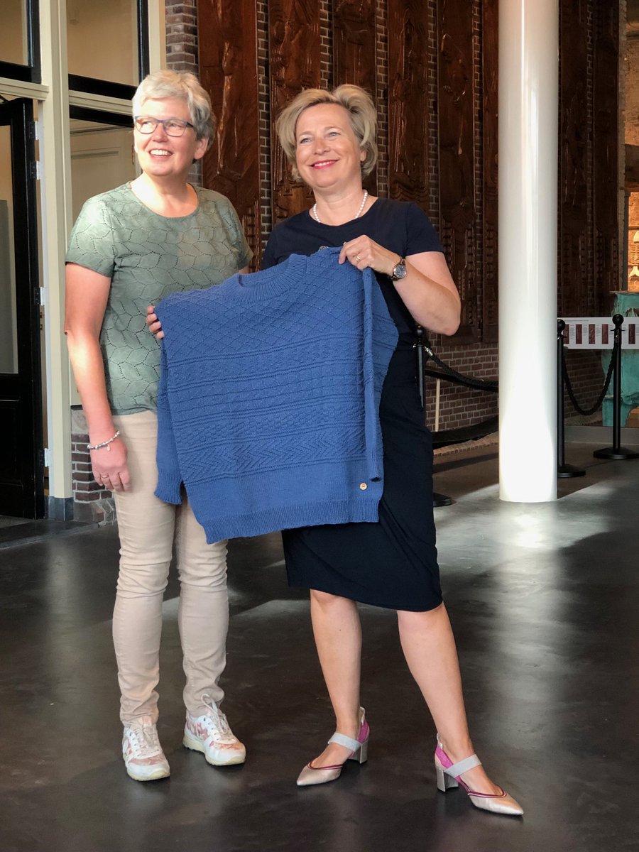 Prachtige door Nel gebreide trui in ontvangst genomen in ⁦<a href="/museumVL/">Museum Vlaardingen</a>⁩! #Vrienden van de Balder en de Vlaardingse breiclub. Een geweldig initiatief om ons visserijverleden levend te houden!