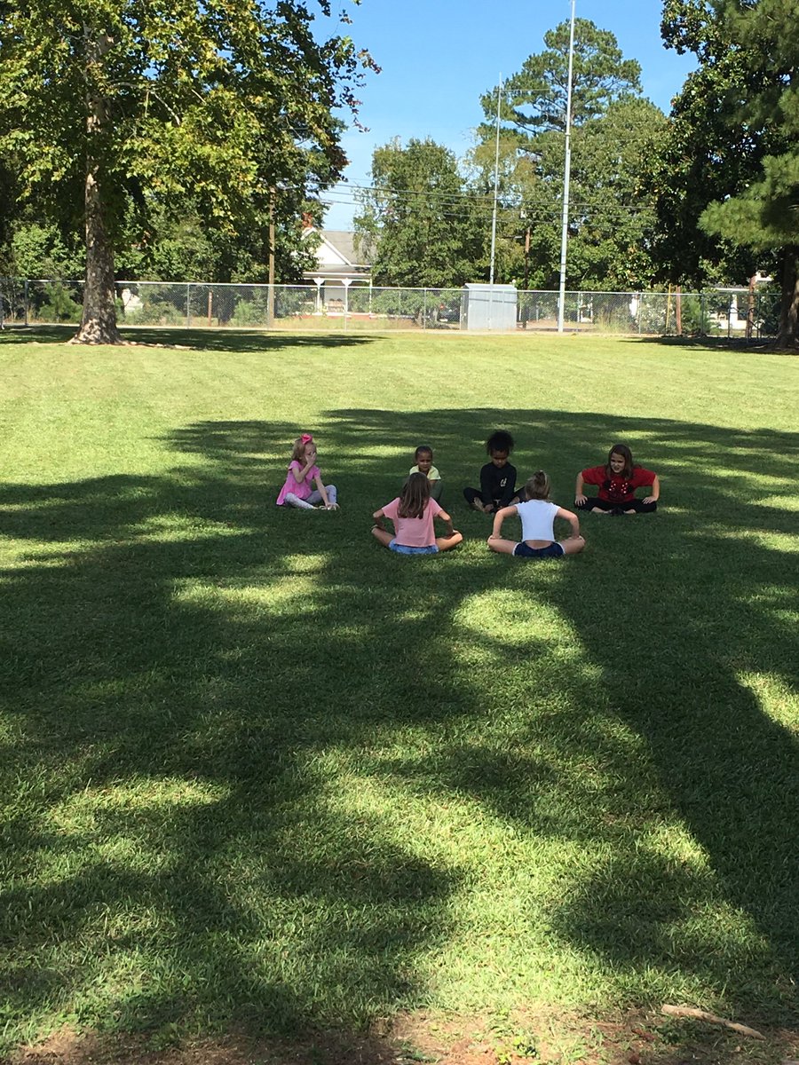 #room207🍎
Yoga? Gymnastics? Lol, they were having a good time out in this beautiful weather today!