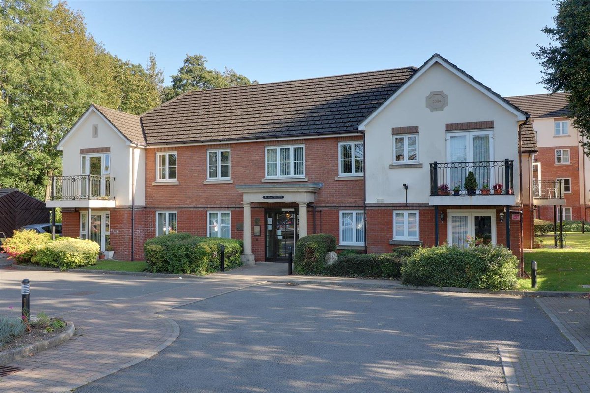 LlanishenDar's tweet photo. Retire and relax in this generous and modern two bedroom apartment in Llanishen! village https://t.co/tnBQVTZZnR https://t.co/589rDxrbqO