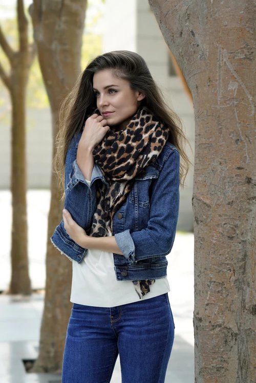 Shiraleah's tweet photo. Layer on the Leopard this fall in our Catalina scarf, Zia Cape scarf or JIll Faux Fur stole: everyone’s favorite fall print is making a cozy statement.🐆 https://t.co/HzREDxYQ3T #Leopardprint #Fall #Fallfashion #Cosy #fallscarves #Shiraleah #FallStyle #fashionbloggerstyle https://t.co/owKlaYnhaX