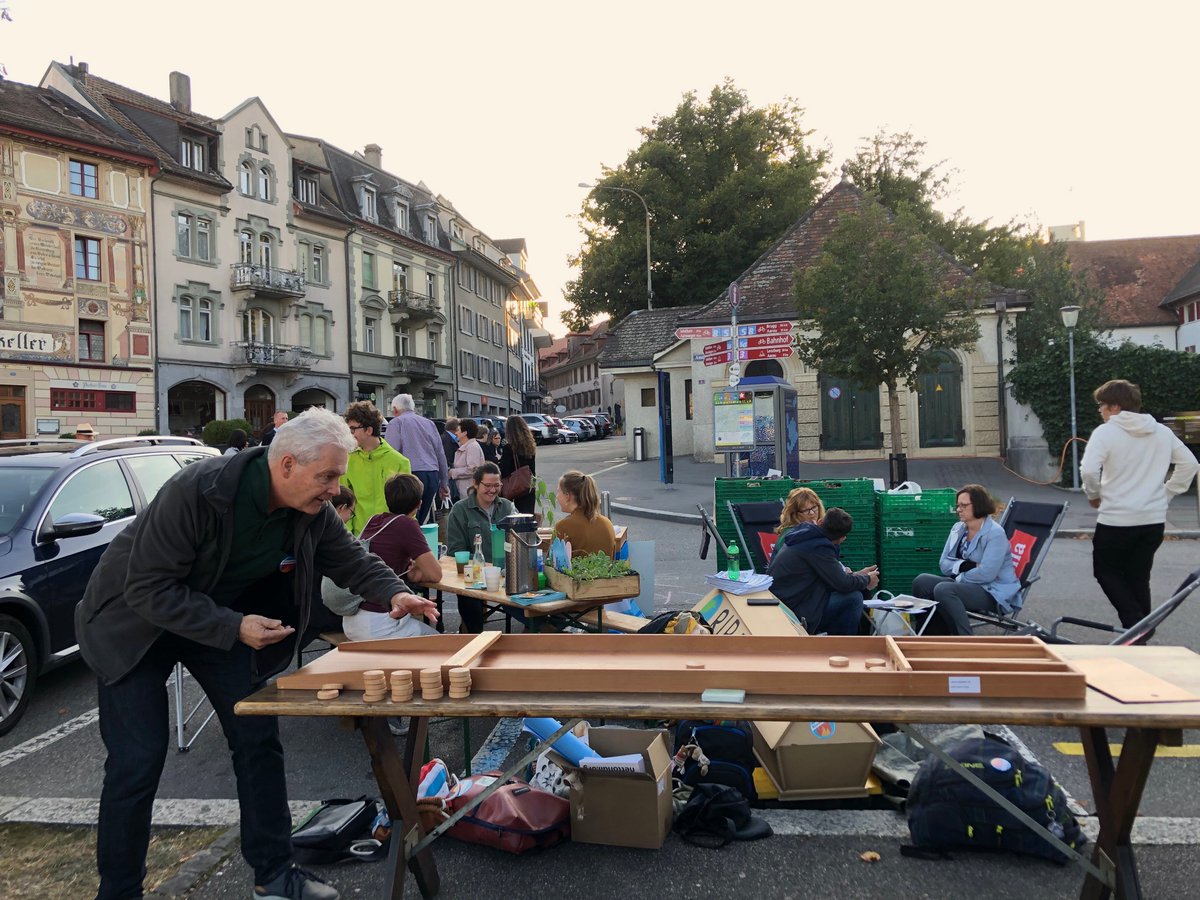 #ParkingDay2019 vorbei, die Klimajugend und die Oltner #Restessbar hatten es auf den okkupierten Parkfeldern gemütlich, und zudem gab's eine Partie "Sjoelen" (Holländisches Brettspiel).