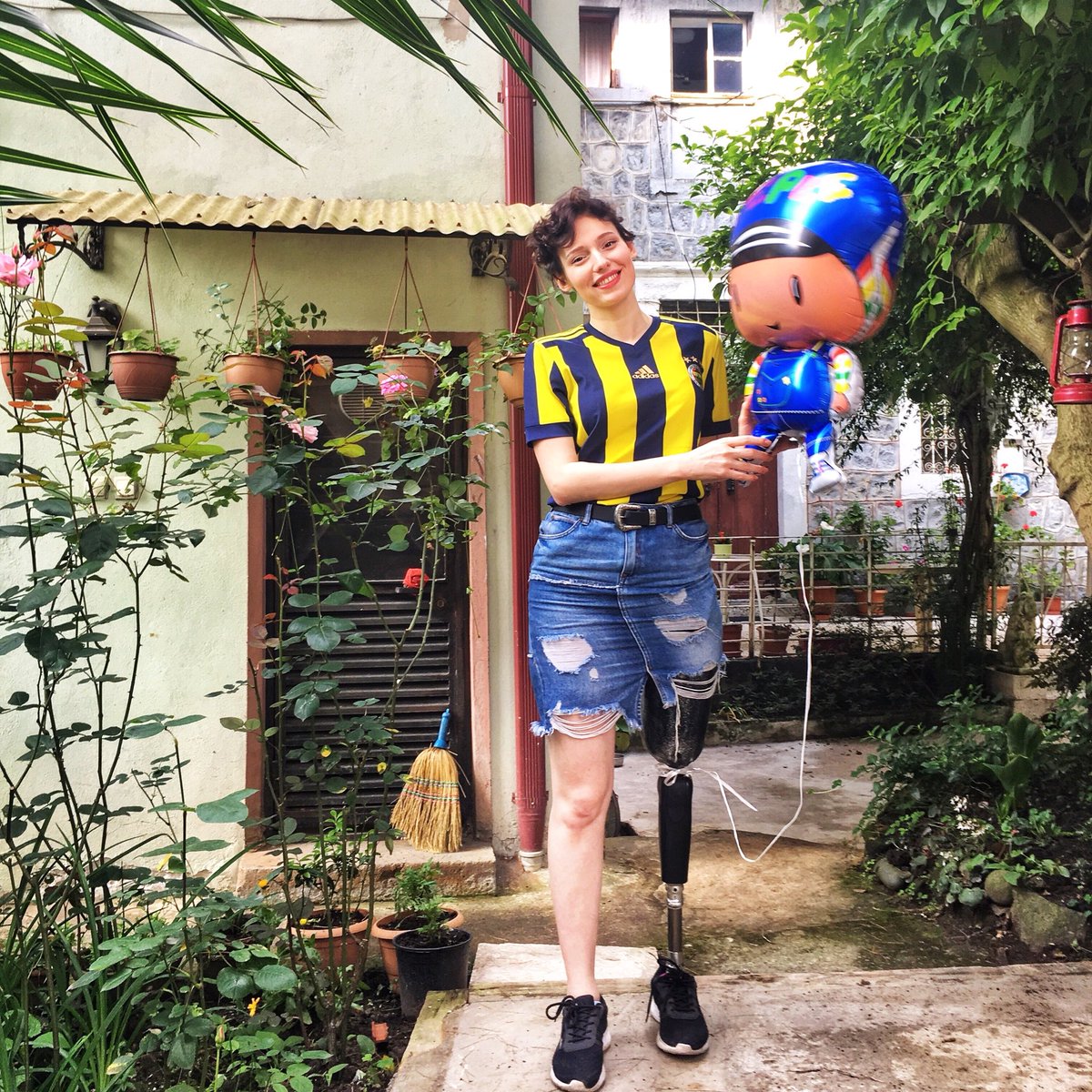 "Belki kaybedeceğim ama savaşarak kaybedeceğim."

Mekanın cennet olsun güzel insan, gittiğin yerde kocaman gülücükler saç... #NeslicanTay