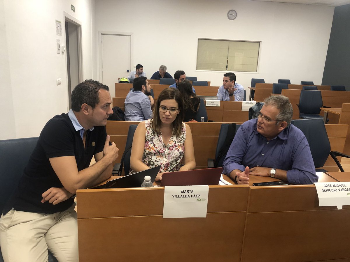Mlgarcia68's tweet photo. Toda mi admiración a mis alumnos MBA #Embasev @eoi analizando modelos de negocio en viernes 21:00 https://t.co/ANqLihVtCH