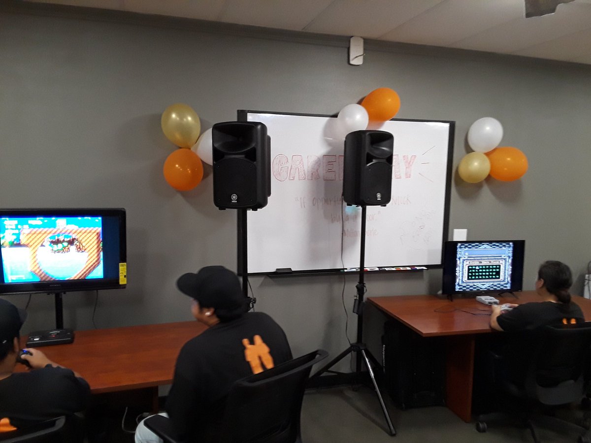 Joshua_Lang1's tweet photo. #successsharing HD arcade ! #met1702 having a blast from the past ! #1702dueceswild @HomeDepotHawaii @hd1702 #hddistrict284 https://t.co/dXNFrW5eeE