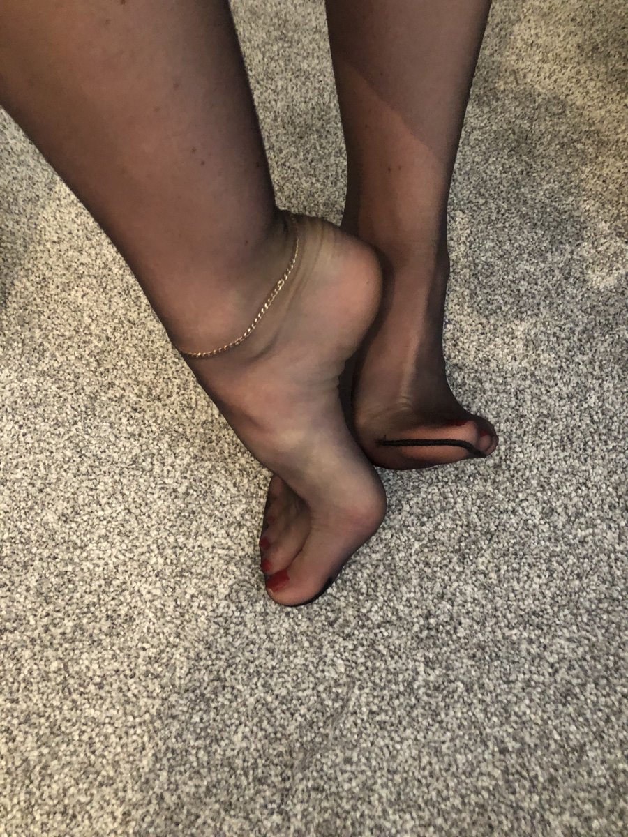 MistressDeee's tweet photo. Do you wanna be smothered by my nylon feet 🦶 #nyloms #nylonfetish @rt_feet https://t.co/WvCUFcA98E