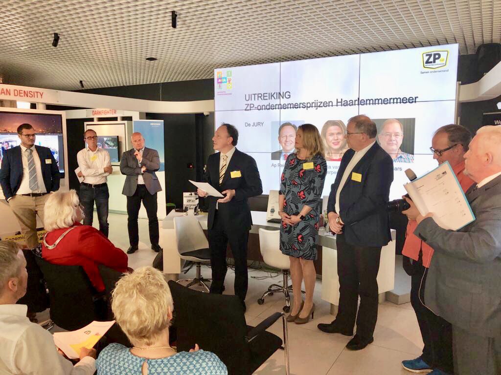 apreinders's tweet photo. Met burgemeester @marianneschuurm ondernemersprijzen van @ZPHoofddorp mogen uitreiken.

Winnaar ZP-Net #Haarlemmermeer Bizz Award: Jeroen van Hell/DirectVerzenden.

Winnaar ZP’er van het Jaar: Rob Koning/Koning Belasting- en Administratiekantoor. 

Gefeliciteerd! #ondernemerschap https://t.co/P8iCsMvEZm