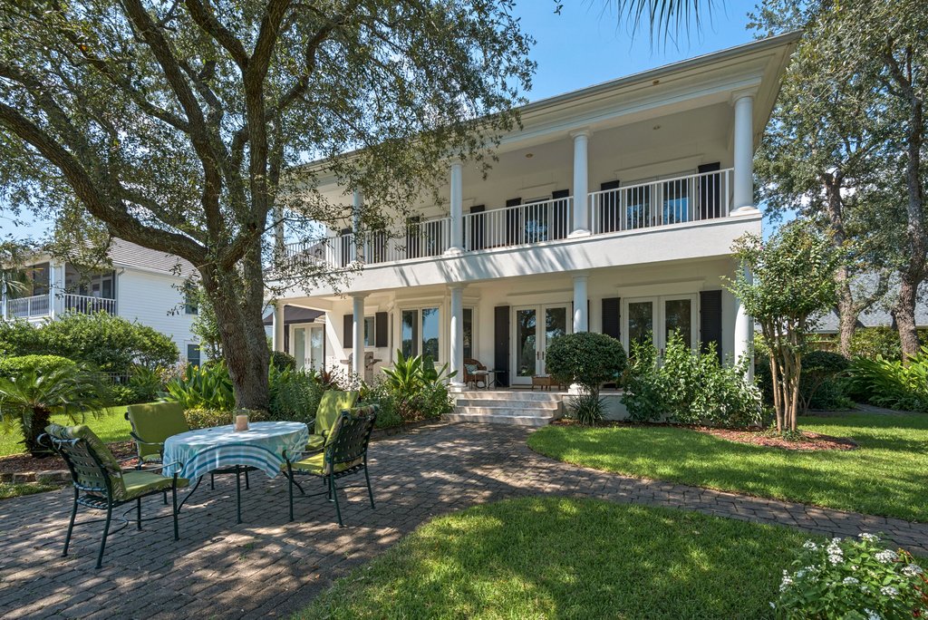EVIntownAtlanta's tweet photo. Beautiful colonial-style villa with 133' of water frontage in the tranquil Bluewater Bay Community.  

3,014 sq ft || 4 beds || 5 baths || Listing price $1,199,000

Listed by @engelvolkersdestin https://t.co/EzPQO2FeE1