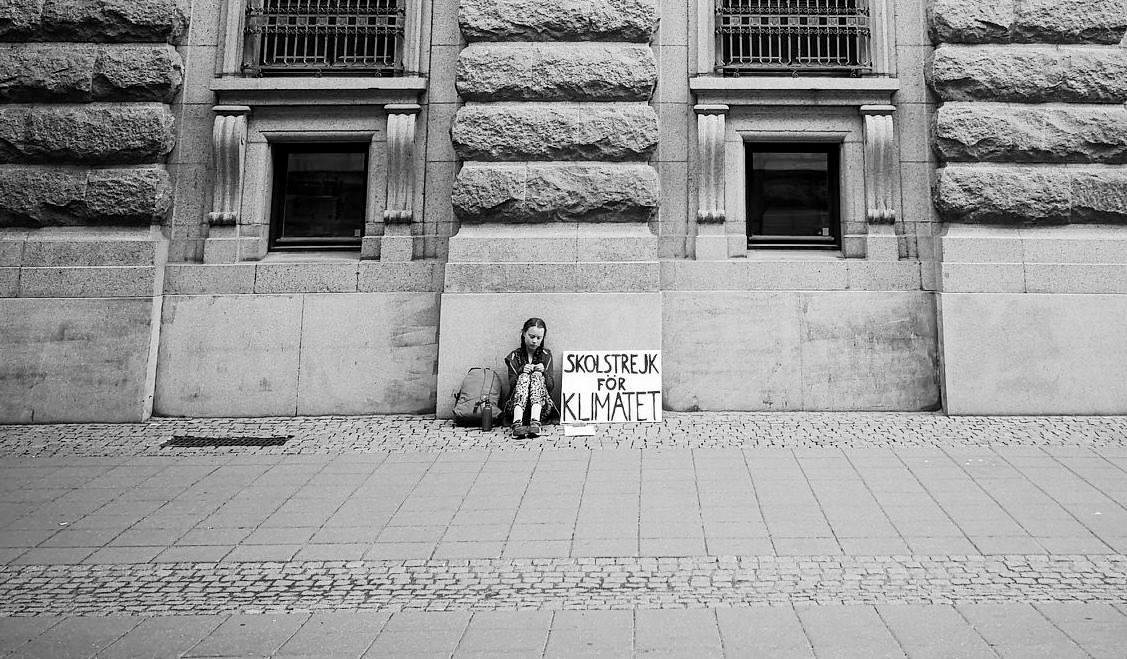 I find this picture so incredibly moving. This is @GretaThunberg aged 15, sat alone outside the Swedish Parliament Aug 2018 - the first school strike. In just one year, she’s created a wave that will change the whole world. Never underestimate the power of one young person 💜💚