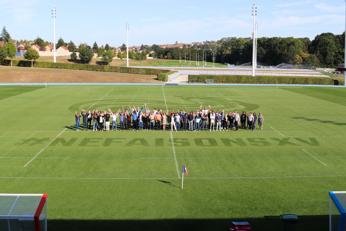 FranceRugby's tweet photo. Plus de 2 mois après leur premier entraînement sur ce même terrain, le CNR de Marcoussis affiche son soutien au #XVdeFrance 🇲🇫

Allez les Bleus ! Nous sommes fiers de vous !

#NeFaisonsXV #RWC2019 https://t.co/RepYZjN7Cl