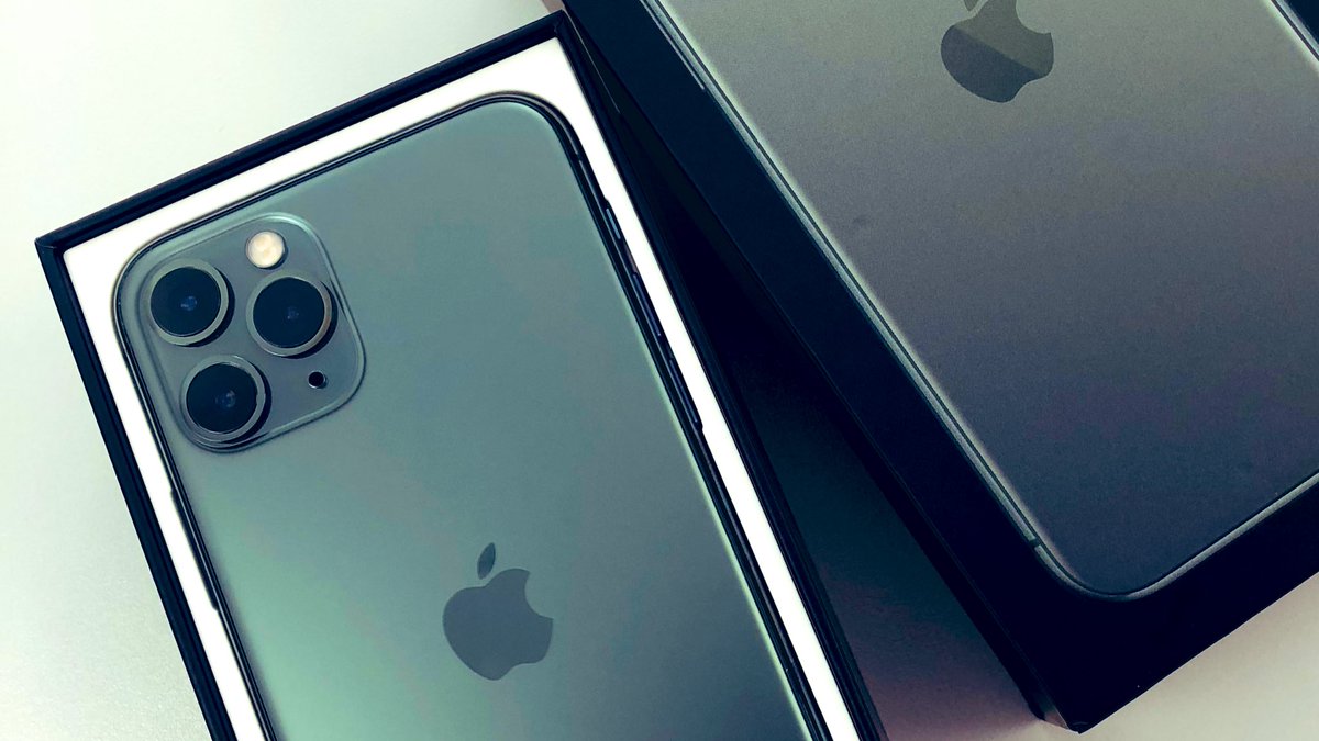So... who got the #iphone11pro today? 📱🙋🏼‍♀️ #treatyoself #midnightgreen