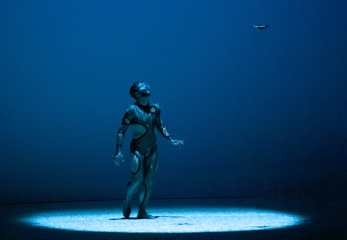 #AIRMAN @CWF2019! Tien jaar had choreograaf #DavidMiddendorp nodig om van ‘Airman’ te maken wat het nu is: een voorstelling waarin een danser de interactie aangaat met twaalf drones. bit.ly/2kXoUEV
Koop je ticket voor #CWF2019 nu: cwf2019.com/tickets/