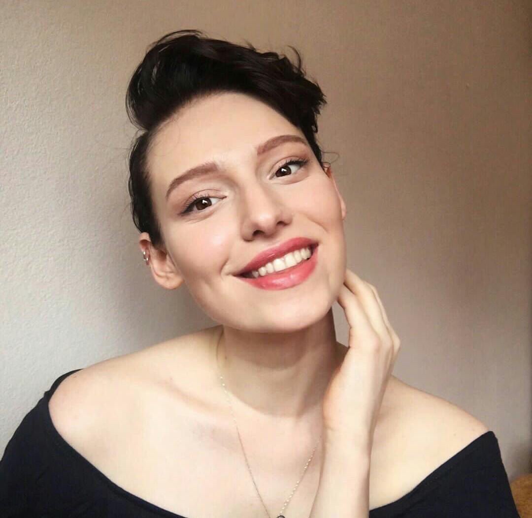 Sen her daim çok güçlüsün.Bu insanlık senden çok şey öğrendi.Işıklar içinde uyu güzel insan.Bu dünyadan bir Neslican Tay geçti.😔 #neslicantay