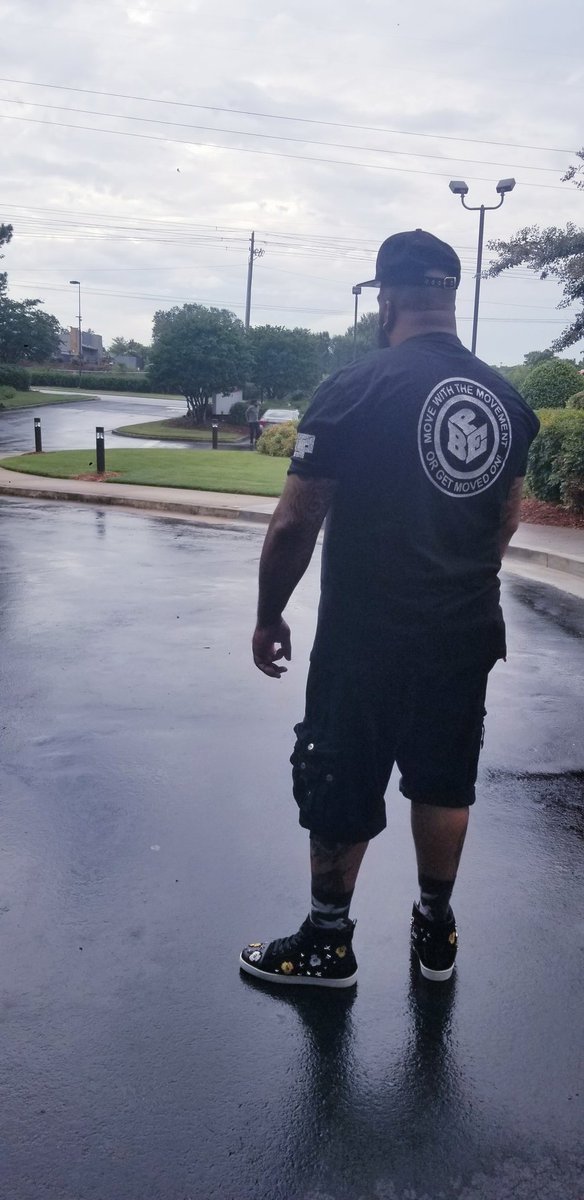 Bighomieprimo's tweet photo. In a world full of everybody, never be afraid to be YOU, because YOU are A SOMEBODY #SEEMORESAYLESS https://t.co/NqU1gNz7yQ