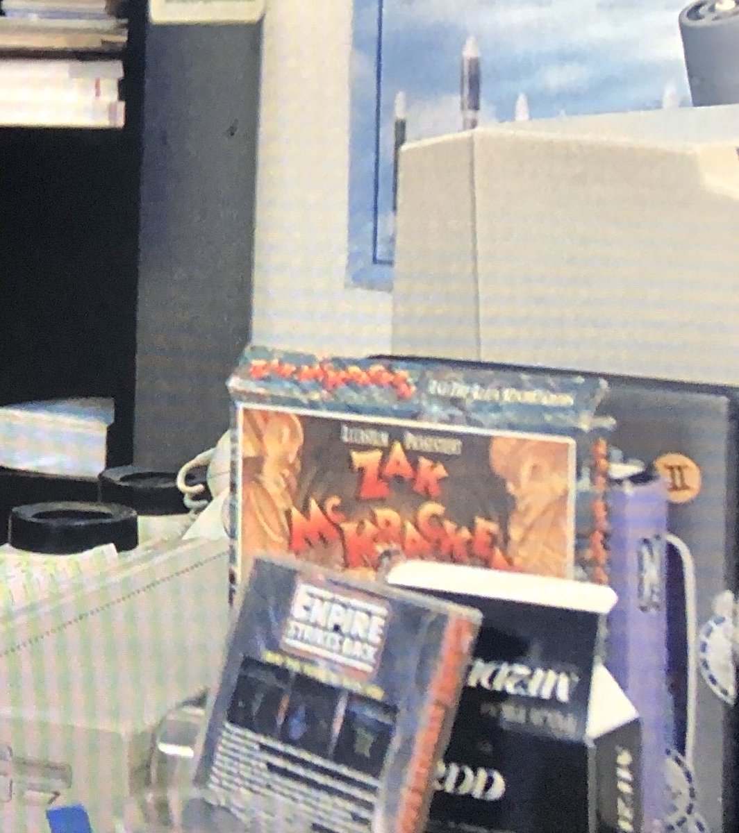 vsg_DE's tweet image. Im Film „Ein Fall für TKKG: Drachenauge“ von 1992 wählen sich die Kinder mit einem Atari ST via Akustikkoppler ins Deutsche Literaturarchiv ein. Zak McKracken und Star Wars sind auch mit dabei. Hach, da kommen Erinnerungen hoch ☺️ @TKKGSiteDe #TKKG #AtariST #Heimcomputer