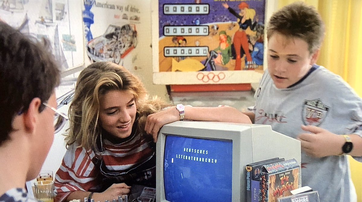 vsg_DE's tweet image. Im Film „Ein Fall für TKKG: Drachenauge“ von 1992 wählen sich die Kinder mit einem Atari ST via Akustikkoppler ins Deutsche Literaturarchiv ein. Zak McKracken und Star Wars sind auch mit dabei. Hach, da kommen Erinnerungen hoch ☺️ @TKKGSiteDe #TKKG #AtariST #Heimcomputer