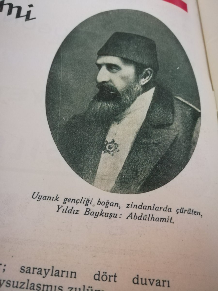 Sadece aleyhinde konuşmanın serbest olduğu bir yarım asırdan sonra Sultan Abdülhamid konuşmaya başladı. Oğuz Atay'ın romanında ona söylettiği gibi "Benimle başa çıkamayacağınızı biliyordum".
Sultanla ve milletiyle başa çıkamayacaksınız.
#PayitahtAbdülhamid
