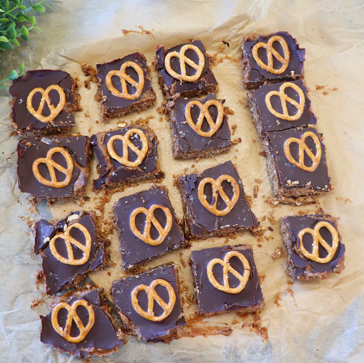 Pretzels 🥨 brownies 🥨♥️ vegan, gluten free, healthy, delicious 😋 3 layers of perfection! They are like crispy salted caramel heaven!
Made them today they are nearly all gone 😂🙈 so so good! Recipe here:  ursulawalsh.com/2019/09/20/pre…🥨-vegan-brownies/ 🥨♥️