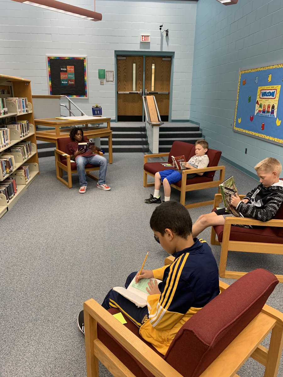 MrsAddeo's tweet image. 6th grade ending the week with some independent reading in the library 📚📖📕 They used their reading log bookmarks to set goals &amp;amp; help track their reading stamina! #LoganProud @ms_magazu