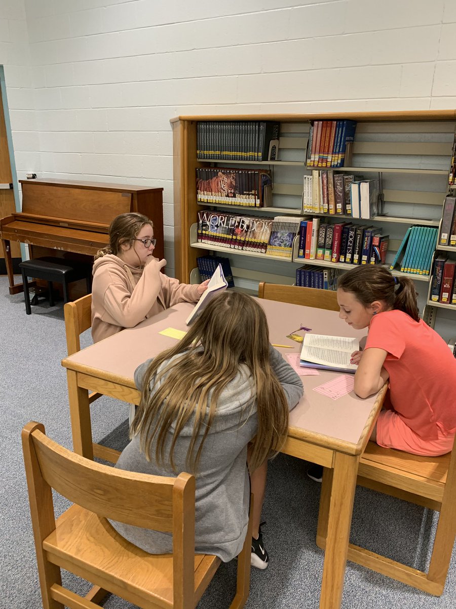 MrsAddeo's tweet image. 6th grade ending the week with some independent reading in the library 📚📖📕 They used their reading log bookmarks to set goals &amp;amp; help track their reading stamina! #LoganProud @ms_magazu