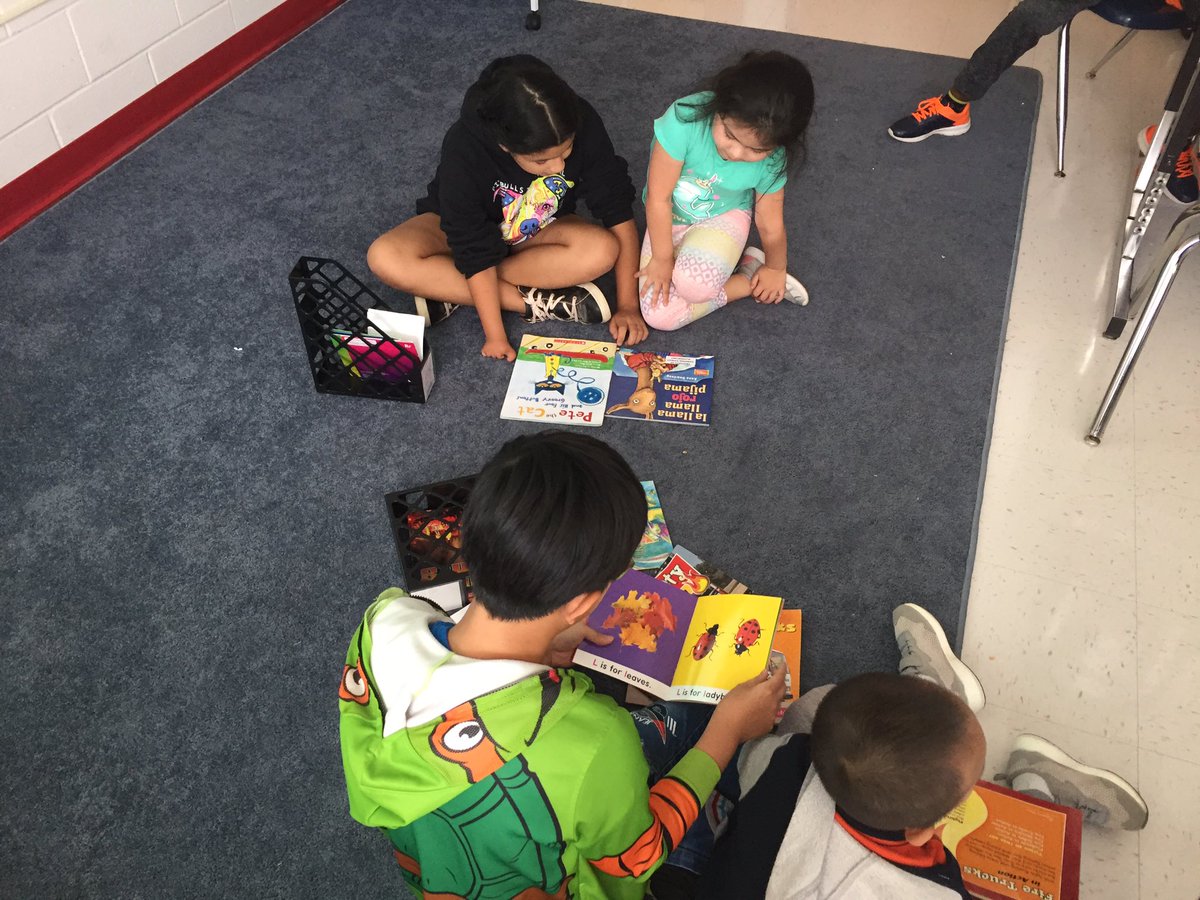 barrys_class's tweet photo. We enjoyed reading with our kindergarten buddies!@CFESKinder @CFESRedBirds 
#collaboration #mentors #teamwork https://t.co/5G6A7VwsN6