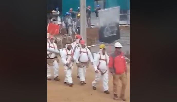 FMDOS's tweet photo. ‘Parada Laboral 2019’: Obreros sacan aplausos al simular la Parada Militar 🙌 https://t.co/230D5N4RV3 https://t.co/Ek6W6djxuQ