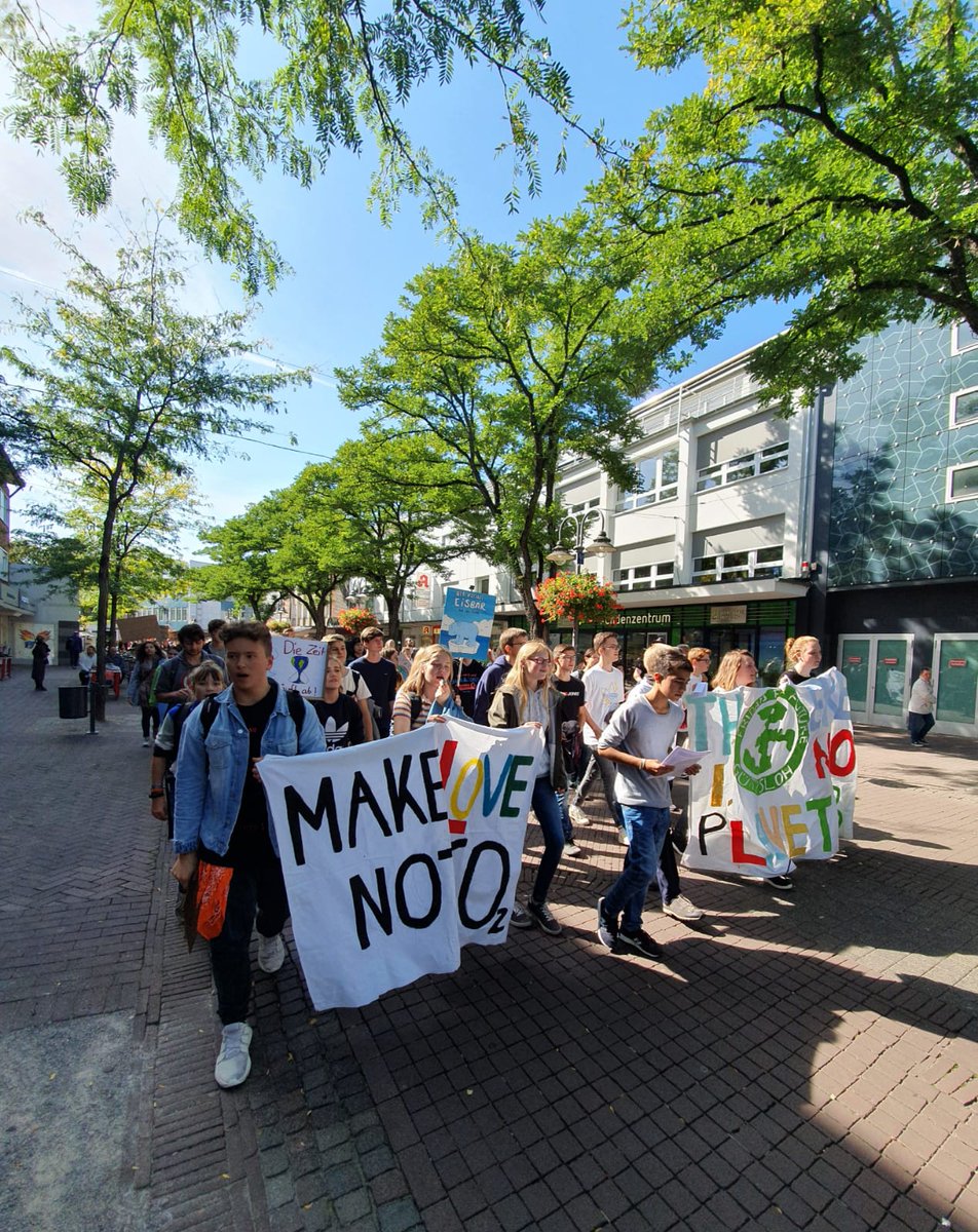 Dieser Tag ist in die Geschichte eingegangen. Alleine in Deutschland streikten 1,4 Millionen Menschen, davon 2000 in Gütersloh! 
Dennoch: Das Klimakabinett macht nicht annähernd, was notwendig ist!
Wir werden weiter laut bleiben!
#NotMyKlimapaket #ClimateStrike #AlleFuersKlima