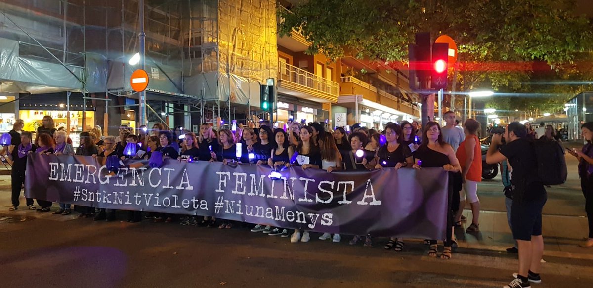 nuriaparlon's tweet photo. Esta noche, más de 2000 personas-hombres y mujeres- hemos participado en la #nochevioleta para expresar nuestro dolor y unión en la lucha contra los feminicidios #Sntkvioleta #conselldelesdones #ensvolemvives #20S #luzvioleta 💜 https://t.co/zPiARf7oVC