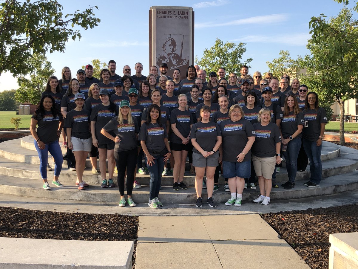 fnbo's tweet photo. Our employees teamed up and volunteered at today's @UnitedWay Day of Caring and got their hands dirty by cleaning, planting, painting, organizing, and powerwashing. Did you participate in the annual #DayofCaring? #FNBOCares #FNBOGives #FirstintheCommunity #InsideFNBO https://t.co/hjSqGv9bRt