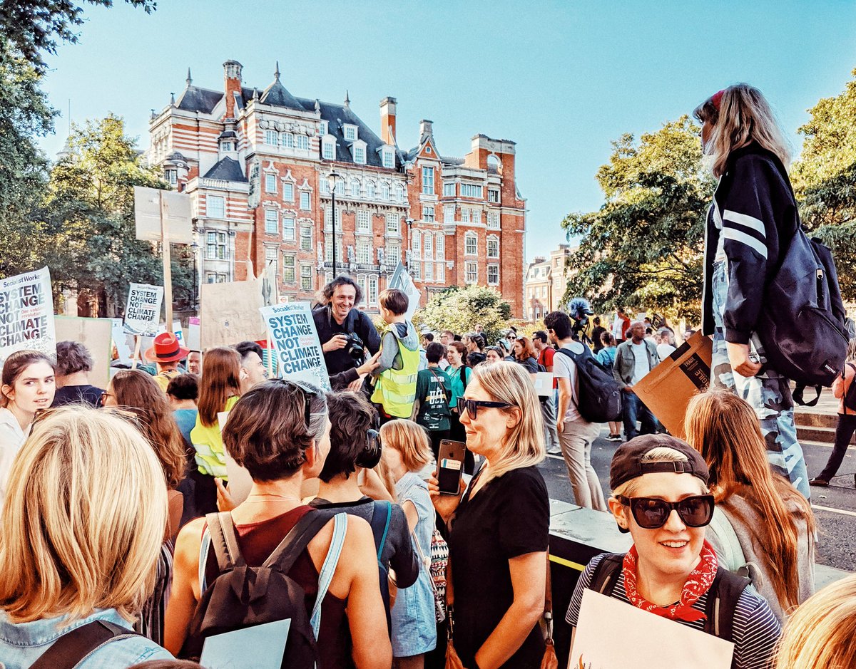 jamesemarks's tweet photo. "The busy bee has no time for sorrow" #WilliamBlake @Tate

Morning strike #BanPollution artivisim for global #ClimateAction &amp; kick-ass kid slogans leading the #ClimateStrike revolution 💯

@createandstrike @GretaThunberg @ExtinctionR @lahamnett  
👽🌻🌈☯️

https://t.co/Vfq8OyxBa3 https://t.co/zrJpeXOnL3