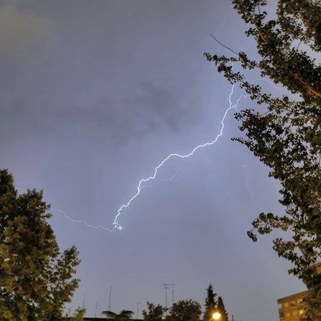 diegocloud_'s tweet photo. Es hermosa y más que hermosa: es sorprendente. Lo negro en ella abunda; y es nocturno y profundo cuanto inspira. Sus ojos son de astros en que centellea vagamente el misterio, y su mirada ilumina como el relámpago: es una explosión en las tinieblas ⚡… https://t.co/SzpoorXx0s https://t.co/XKVLaU9sRS
