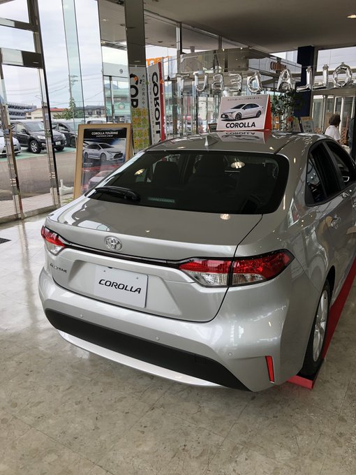 カローラの後部座席 2列目 の広さは狭い 倒すこと リクライニング はできる カーブロ