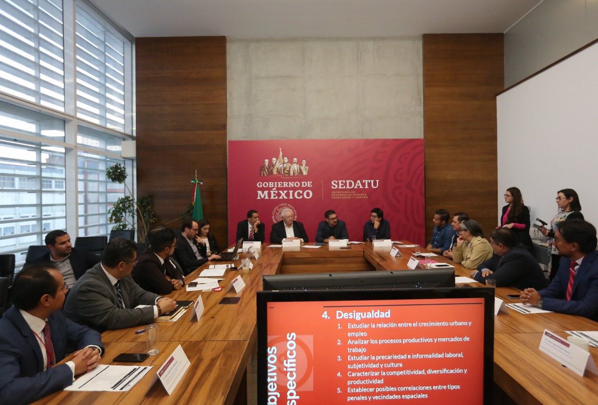 MeyerFalcon's tweet photo. Hoy en la @SEDATU_mx construimos un puente más entre la investigación y la política pública para el territorio.

Dimos la bienvenida a investigadores del @CentroGeo_ @Conacyt_MX que trabajarán con nosotros en la mejora  de nuestras estrategias y su incidencia en el país. https://t.co/WMVZOouodh