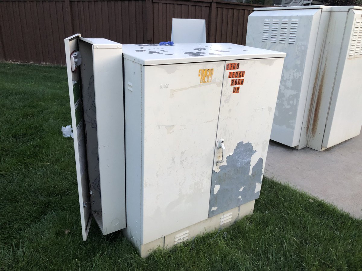 ShartReport's tweet photo. @CenturyLink DSL rack completely left open. Sprinklers will turn on soon Better get a tech out to secure quickly!   4760 Ledge Rock Dr. https://t.co/gBcDIoBsTR