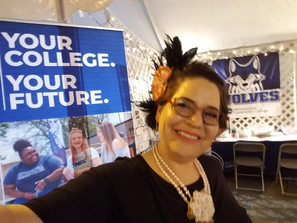 CarterGallery's tweet photo. Holding down the night shift tonight. We are open till 10pm!!! Come make Art. Trade your Art. #YourCollege #YourFuture #PlazaArtFair2019 #MCCWolves https://t.co/aewP7NVrNc