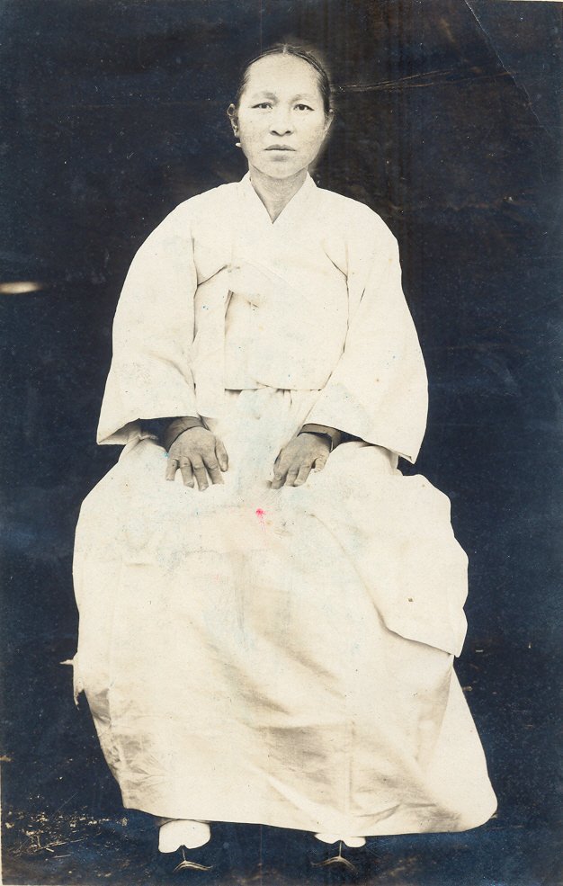 8FUG8WplbXMHiIy's tweet photo. 생전에 뵙지 못한
내 할머니 여성산(1879~1943) 여사는
그동안 김천 고향 뒷산에 홀로 묻혀계셨다.
드디어 서울 동작동 국립현충원에 계신
당신 낭군님 독립투사 
이명균(1863~1923) 의사 옆으로
유택을 옮겨가신다.
옥바라지로 보낸 세월을 이제 위로 받으신다.
이 얼마나 기쁘고 감격인가? https://t.co/DfXRVFfdb8