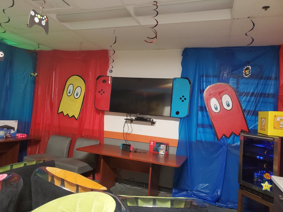 TeddiFoster's tweet photo. Enjoying SS with my extended family!!! Game lounge at 1039! GAME ON HYDE!!!!! https://t.co/b8cnX9jqLj