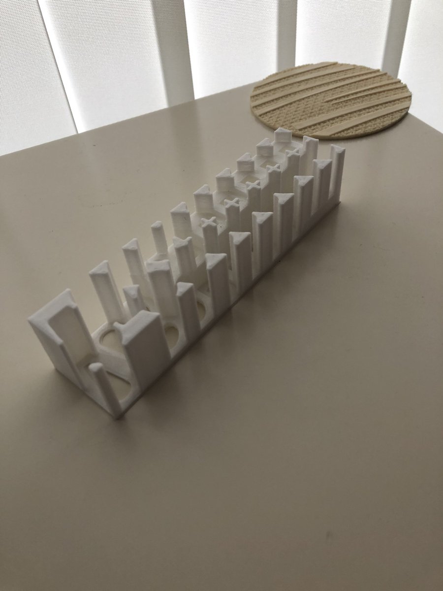 alphacores's tweet image. アイスバー型収納の新作。コマの数に合わせて深さを変えています。元々使っていた市販の収納と比べると圧倒的なコンパクトさ。特殊な形のコマも無事に全部収まったんだけどCADの制約設定が凄い事に…！本職の人はもっと少ない制約で作れるんだろうか…？#FLASHFORGE_Traning2 #FLASHFORGE #adventurer3