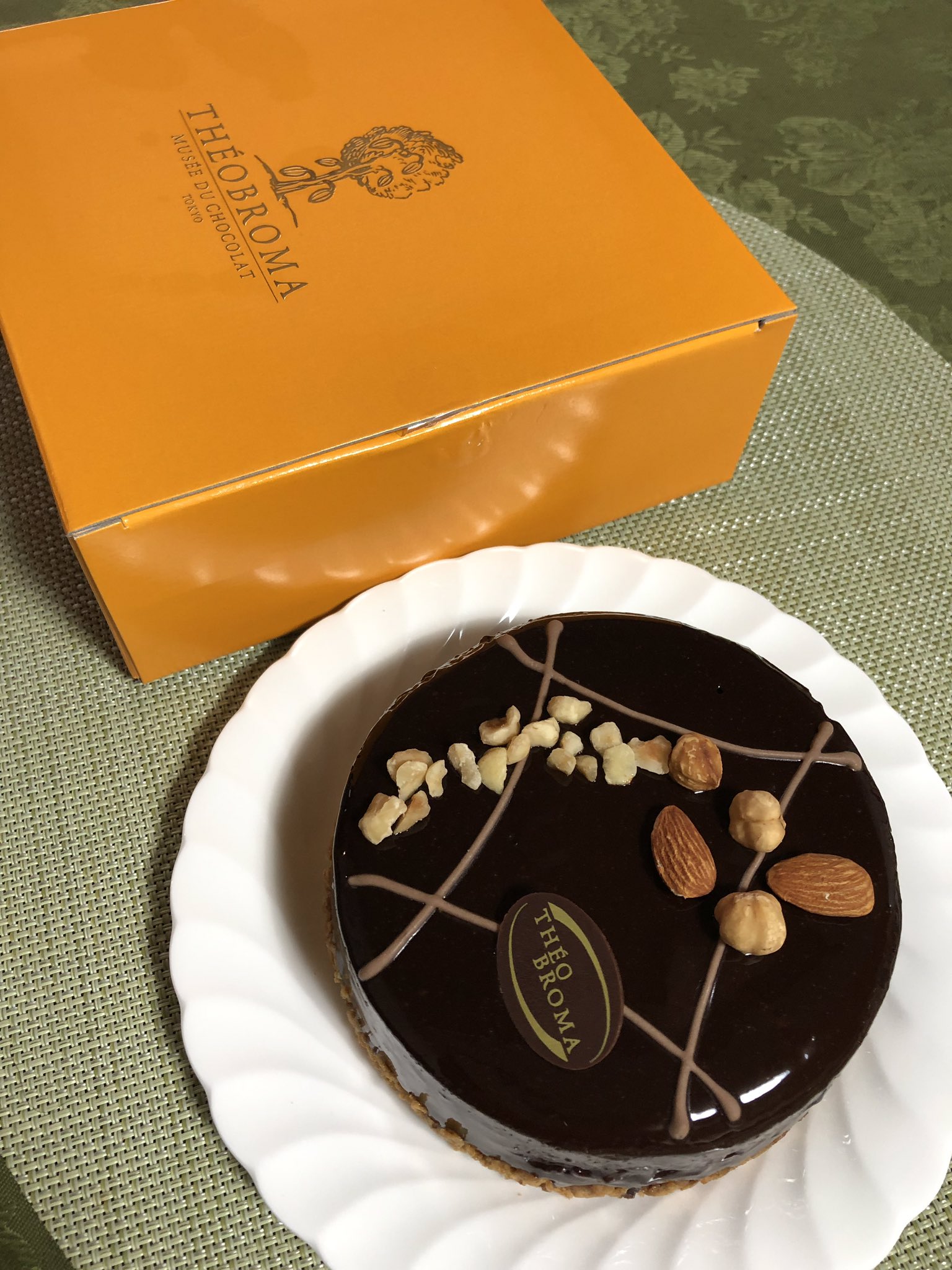 تويتر いつき على تويتر うちのオーナー 毎年ケーキの試食をさせてくれるんですが 今年はワンホール頂きました 頂いたケーキ はこちら テオブロマ ル ショコラ ジャンドゥージャ 小振りなチョコケーキで 味は濃厚でも飽きない 感謝しつつ1人で食べちゃい