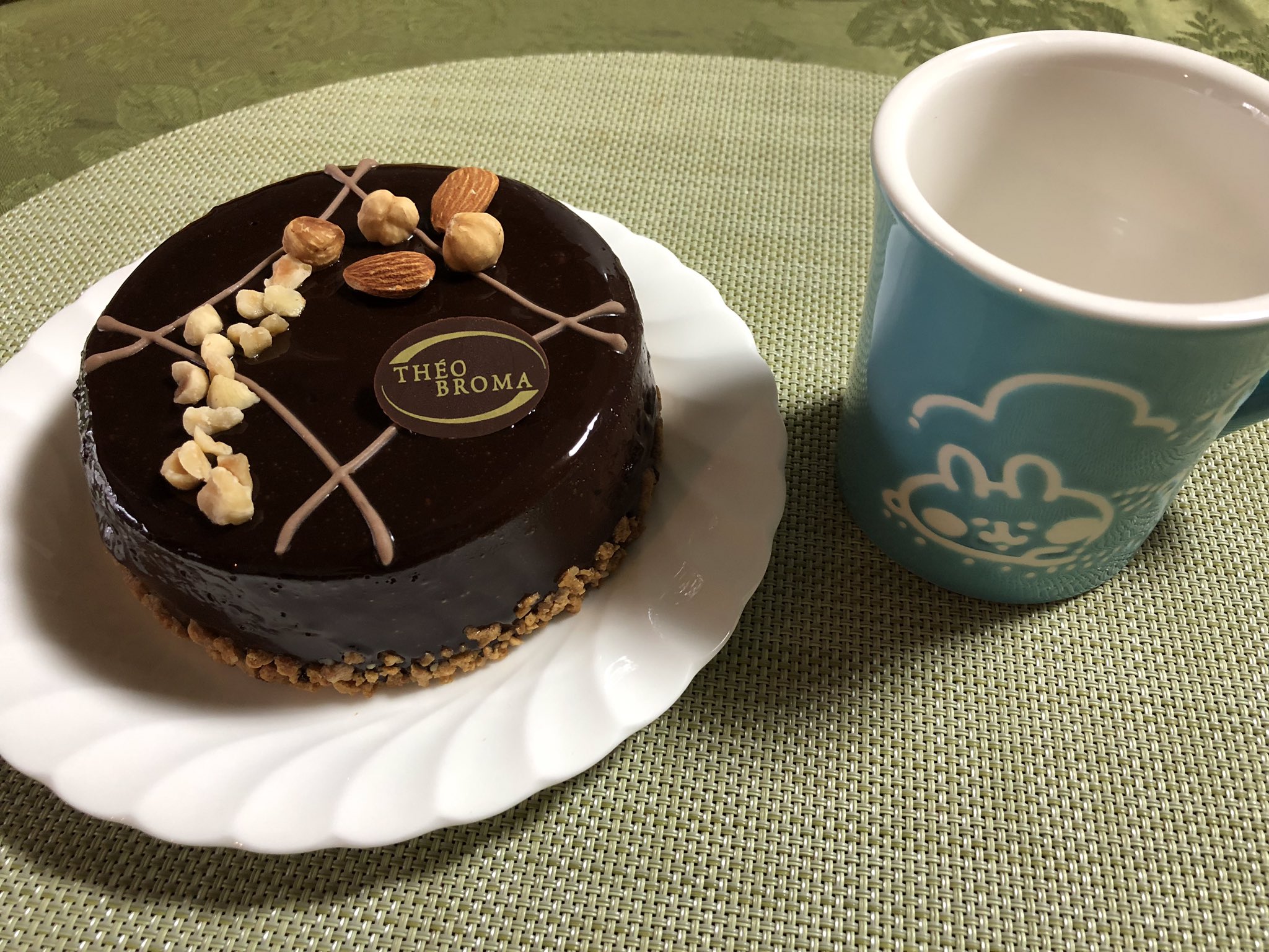 تويتر いつき على تويتر うちのオーナー 毎年ケーキの試食をさせてくれるんですが 今年はワンホール頂きました 頂いたケーキ はこちら テオブロマ ル ショコラ ジャンドゥージャ 小振りなチョコケーキで 味は濃厚でも飽きない 感謝しつつ1人で食べちゃい