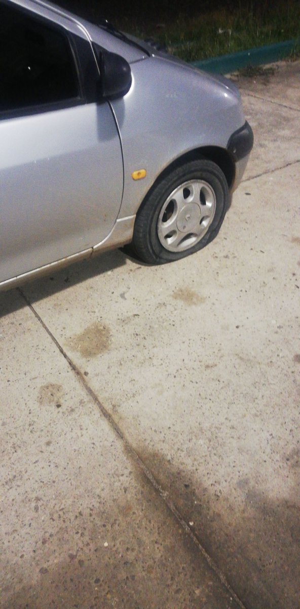 Ojalá y de verdad a los congresistas del Cesar y La Guajira les interese algún día ayudar a solucionar la cantidad de huecos que hay en la carretera que del municipio de La Paz conduce a La Guajira. Es que no sirve.