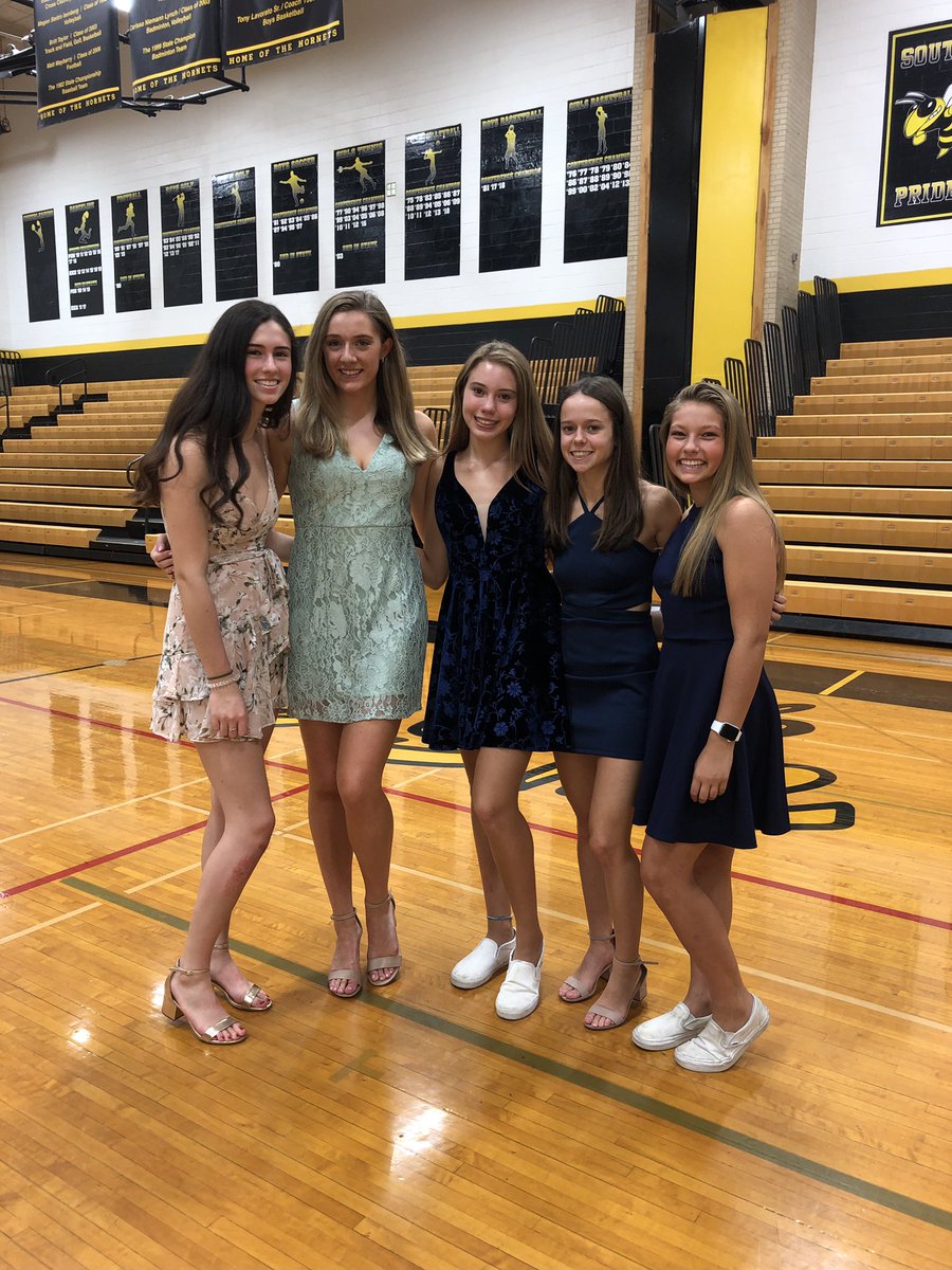 HSHSGirlsVB's tweet photo. Volleyball representing on homecoming court!! #HSGVB #southpride https://t.co/OAeQngdBNT