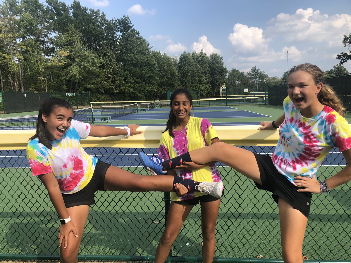 MadeleineSuh6's tweet photo. first 19-20 Leaf sent to printer and a great performance from the lady aves at coaches classic day1 CALLS FOR a little FuN fRiDaY celebration !! https://t.co/2kGQJoUydp