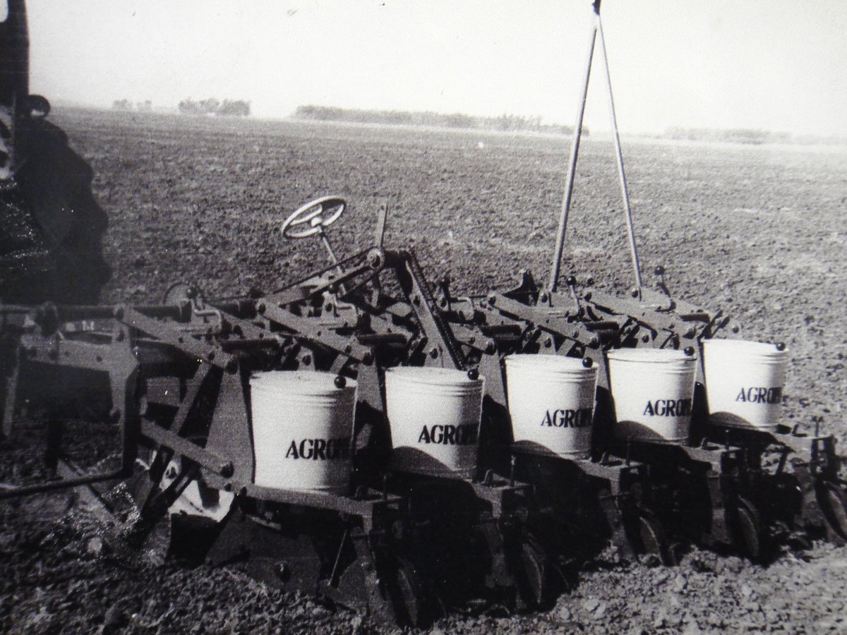 AgrometalArg's tweet photo. #viernesretroagrometal
#sembradora #SM dejando su huella en la historia del #campoargentino.
.
.
#liderensiembra #rumboalos70años #agrometal #adx #apx #mxmax #txmega #pivot #mxy #innovaciontecnológica #campoargentino #campofotos #siembra #trigo #soja #maiz #cultivo #agronomoa https://t.co/YiEQegAHMt