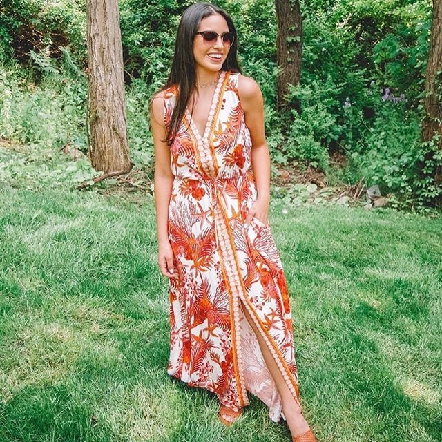 Last chance to own the Solana Maxi in this gorgeous coral! @vivianeperpetuo_ looking effortlessly cool.

Shop the Solana Maxi: bit.ly/2KO2Ojy